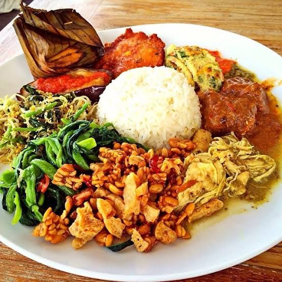Suasana konter lauk Warung Nikmat Kuta